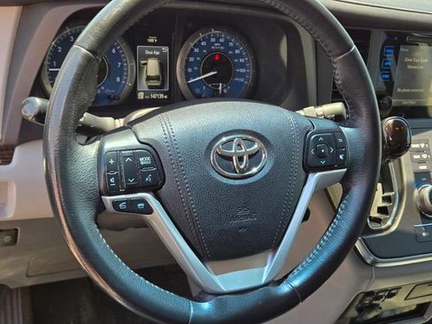 Used 2017 Toyota Sienna XLE Premium AWD/4WD image 27