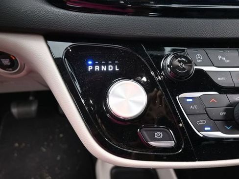 Used 2024 Chrysler Pacifica Touring-L FWD image 24