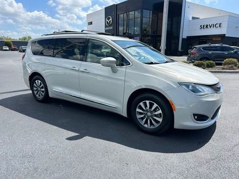 Used 2020 Chrysler Pacifica Touring-L Plus image 1