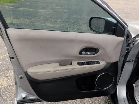 Used 2017 Honda HR-V EX image 11