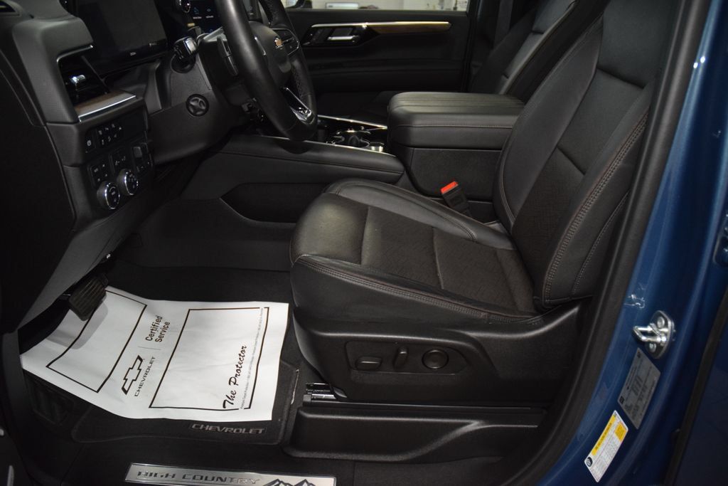 Used 2025 Chevrolet Suburban High Country AWD/4WD image 41