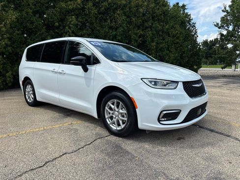 Used 2026 Chrysler Pacifica Select FWD image 8