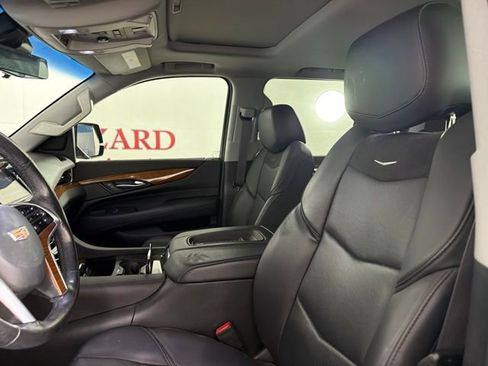 Used 2017 Cadillac Escalade Luxury RWD image 9