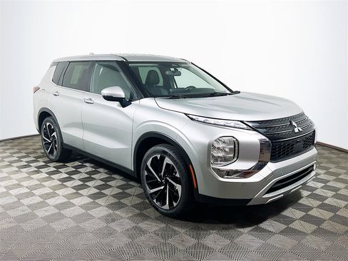 Used 2024 Mitsubishi Outlander SE image 1