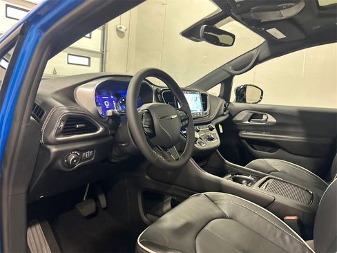 New 2026 Chrysler Pacifica Limited image 17