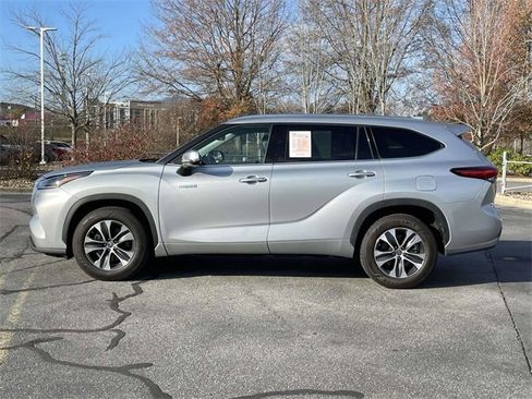 Used 2021 Toyota Highlander XLE image 2