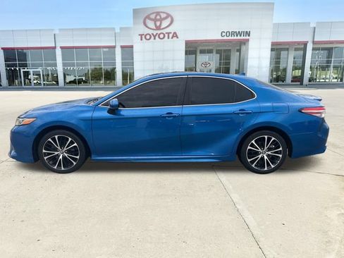 Used 2019 Toyota Camry SE FWD image 2
