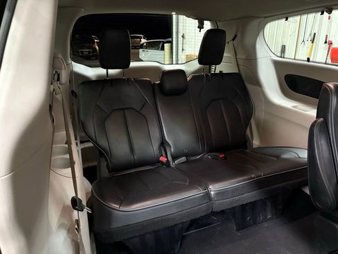 Used 2025 Chrysler Pacifica Select image 14