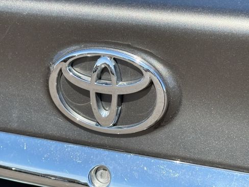 Used 2005 Toyota Camry XLE w/ XLE Premium Plus Pkg FWD image 9