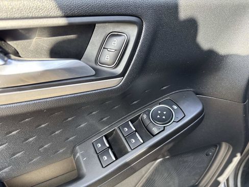 Used 2020 Ford Escape SE image 18