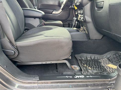 Used 2017 Jeep Wrangler Unlimited Sahara w/ Connectivity Group image 11