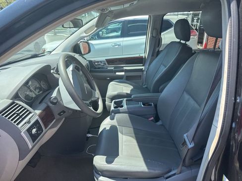 Used 2010 Chrysler Town & Country Touring FWD image 6