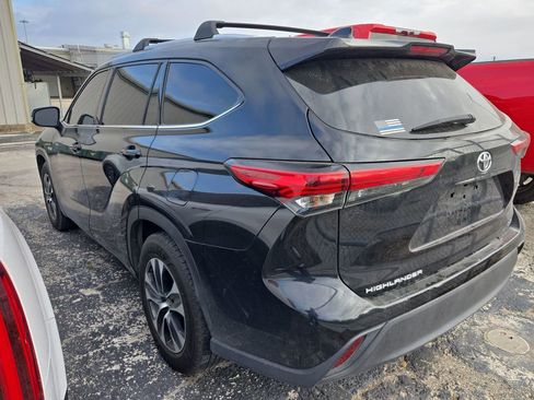Used 2021 Toyota Highlander XLE image 3
