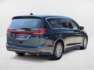New 2025 Chrysler Pacifica Select video 2