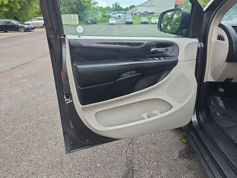 Used 2015 Chrysler Town & Country Touring w/ Driver Convenience Group FWD image 30