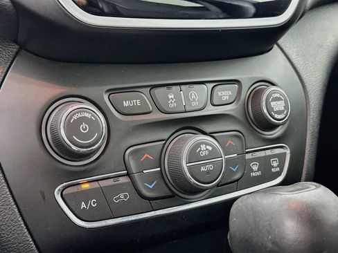 Used 2019 Jeep Cherokee Limited FWD image 16