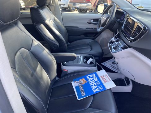 Used 2024 Chrysler Pacifica Touring-L FWD image 22