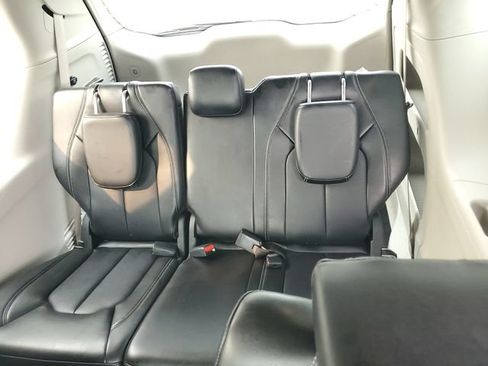 Used 2024 Chrysler Pacifica Touring-L FWD image 10