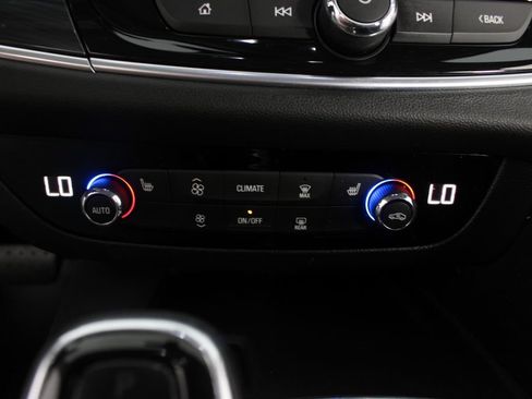Used 2019 Buick Enclave Essence FWD image 6