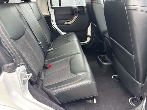 Used 2017 Jeep Wrangler Unlimited Sahara AWD/4WD image 8