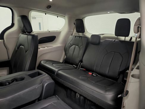 Used 2019 Chrysler Pacifica Touring-L FWD image 23