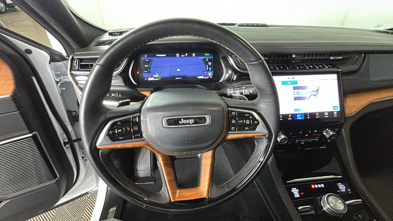 Used 2022 Jeep Grand Cherokee Summit AWD/4WD image 18