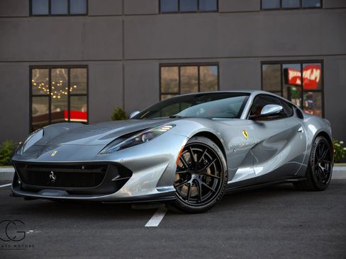 Used 2019 Ferrari 812 Superfast RWD image 3