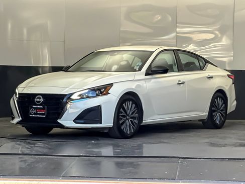 Used 2025 Nissan Altima 2.5 SV FWD image 7