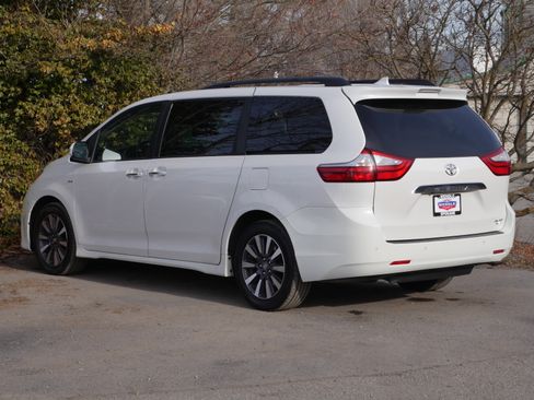 Used 2019 Toyota Sienna Limited Premium image 18