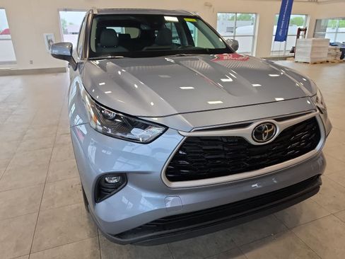 Used 2023 Toyota Highlander XLE AWD/4WD image 4