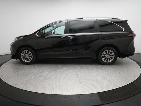Used 2025 Toyota Sienna XLE FWD image 24