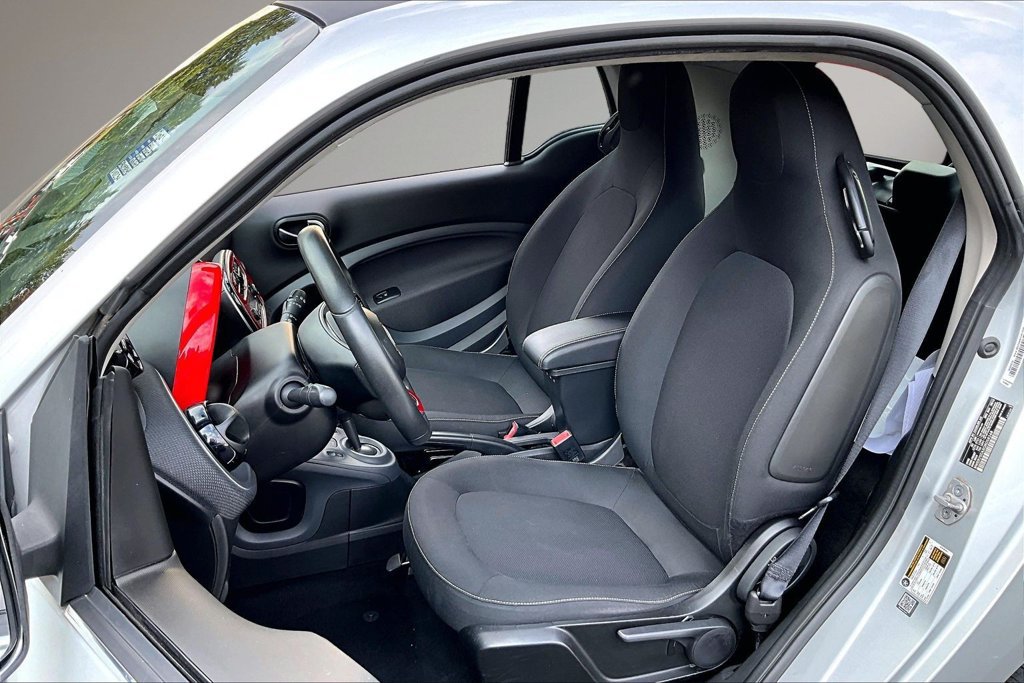Used 2016 smart fortwo passion RWD image 18