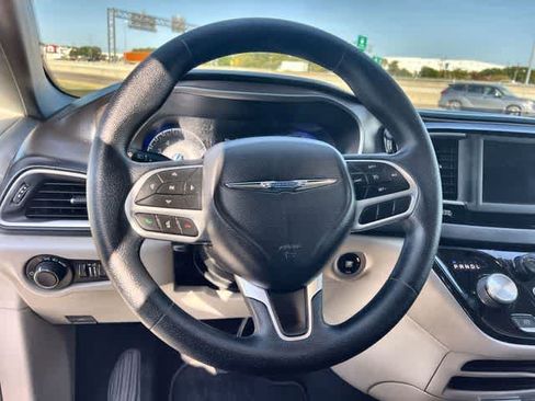 Used 2020 Chrysler Voyager LX FWD image 17