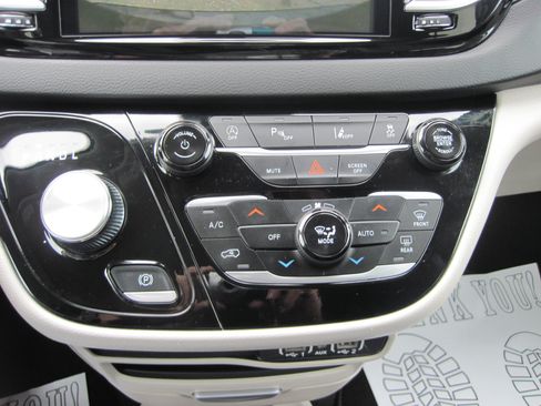 Used 2024 Chrysler Pacifica Touring-L FWD image 19
