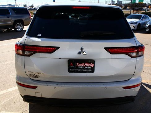 Used 2023 Mitsubishi Outlander ES image 8