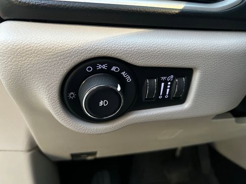 Used 2018 Chrysler Pacifica Touring-L image 19