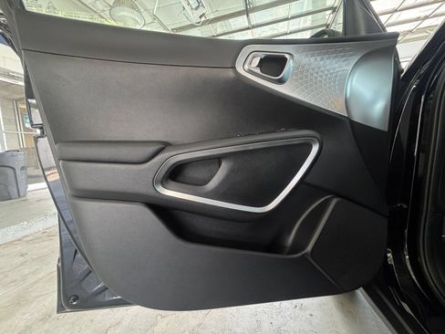 Used 2025 Kia Soul LX w/ LX Technology Package FWD image 18