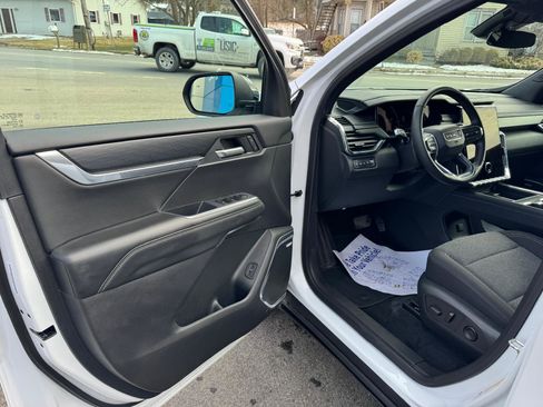 Used 2025 GMC Acadia Elevation image 17