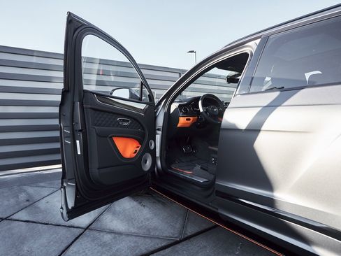 Used 2025 Bentley Bentayga image 30