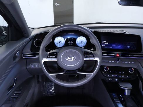 Used 2025 Hyundai Elantra SEL image 17