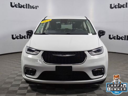 Used 2024 Chrysler Pacifica Touring-L FWD image 2