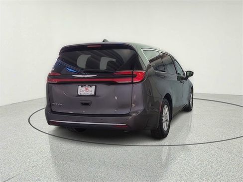 Used 2023 Chrysler Pacifica Touring-L image 7