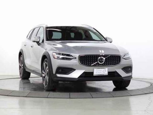 Certified 2025 Volvo V60 B5 Cross Country Plus image 1