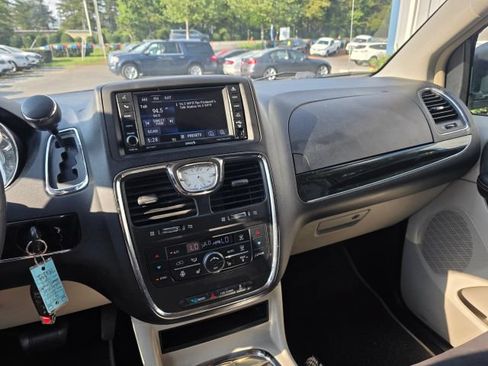 Used 2014 Chrysler Town & Country Touring-L FWD image 16