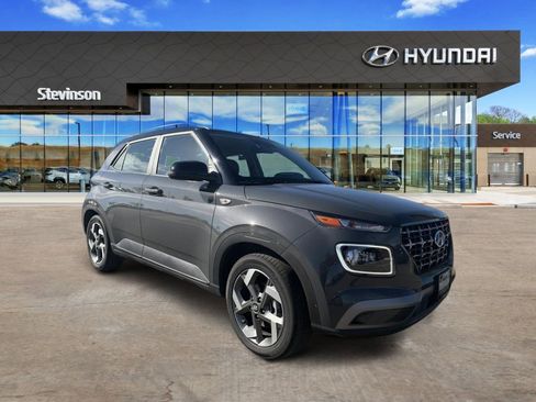 Certified 2025 Hyundai Venue Limited FWD image 3