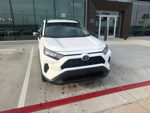 Used 2021 Toyota RAV4 LE AWD/4WD image 3