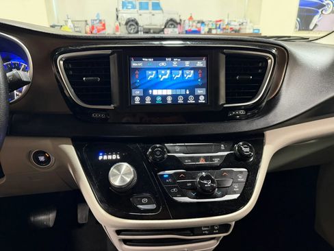Used 2020 Chrysler Voyager LX FWD image 42