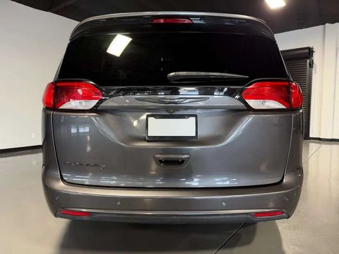 Used 2018 Chrysler Pacifica Touring Plus w/ S Appearance Package FWD image 8