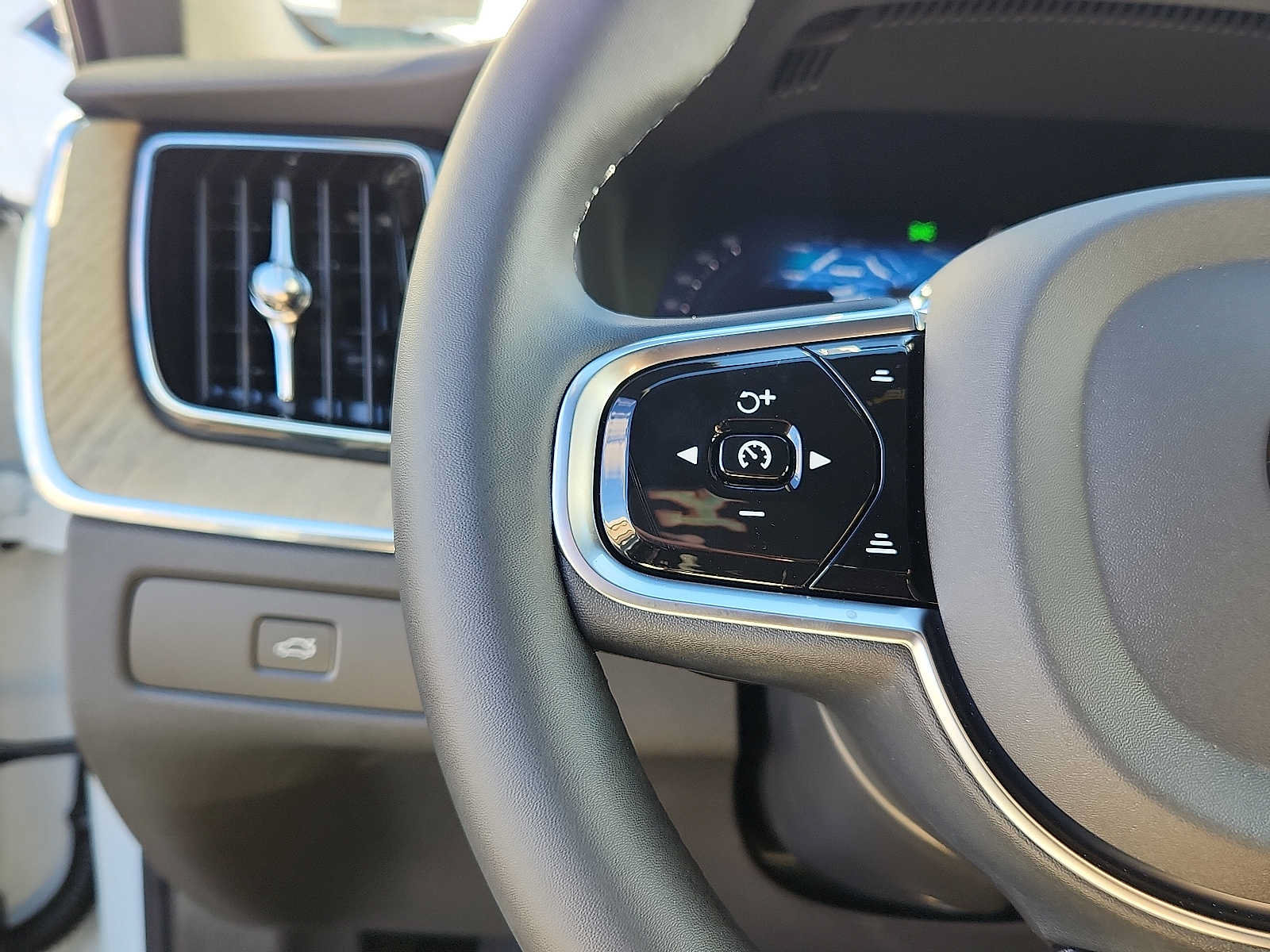 Used 2027 Volvo XC60 B5 Plus AWD/4WD image 20