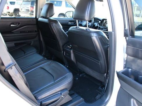 Used 2023 Nissan Pathfinder SL w/ Black Appearance Package image 34